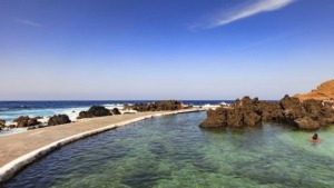 Piscines naturelles formées dans la lave volcanique de Porto Moniz, une des plus anciennes communes de l'île de Madère