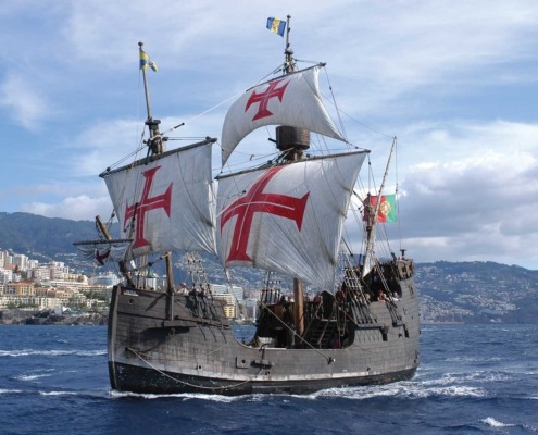 Une réplique du célèbre navire Santa Maria en mer