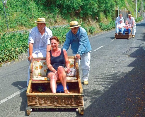 Attractions emblématiques de l'île de Madère : la descente en carros de cesto.