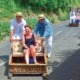 Attractions emblématiques de l'île de Madère : la descente en carros de cesto.