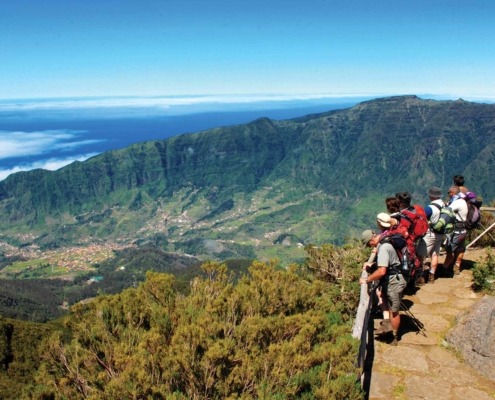 Photo d'un groupe de personne en excursion autour d'un volcans et de traditions à Madère