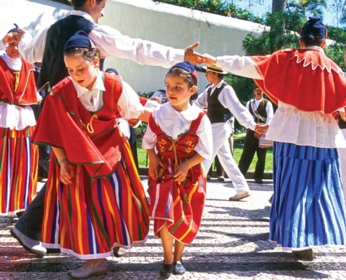 Photo d'une soirée typiquement folklorique à Porto Santo avec des danseurs en tenues traditionnelles.