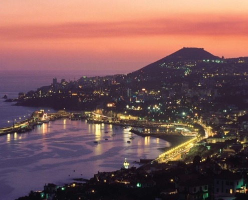 Funchal, ville cosmopolite, colorée et animée à l'atmosphère relaxante